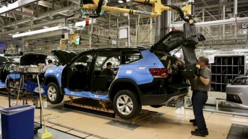 芯片短缺冲击汽车制造业 大众丰田部分工厂停产及集成电路芯片设计服务业的连锁反应